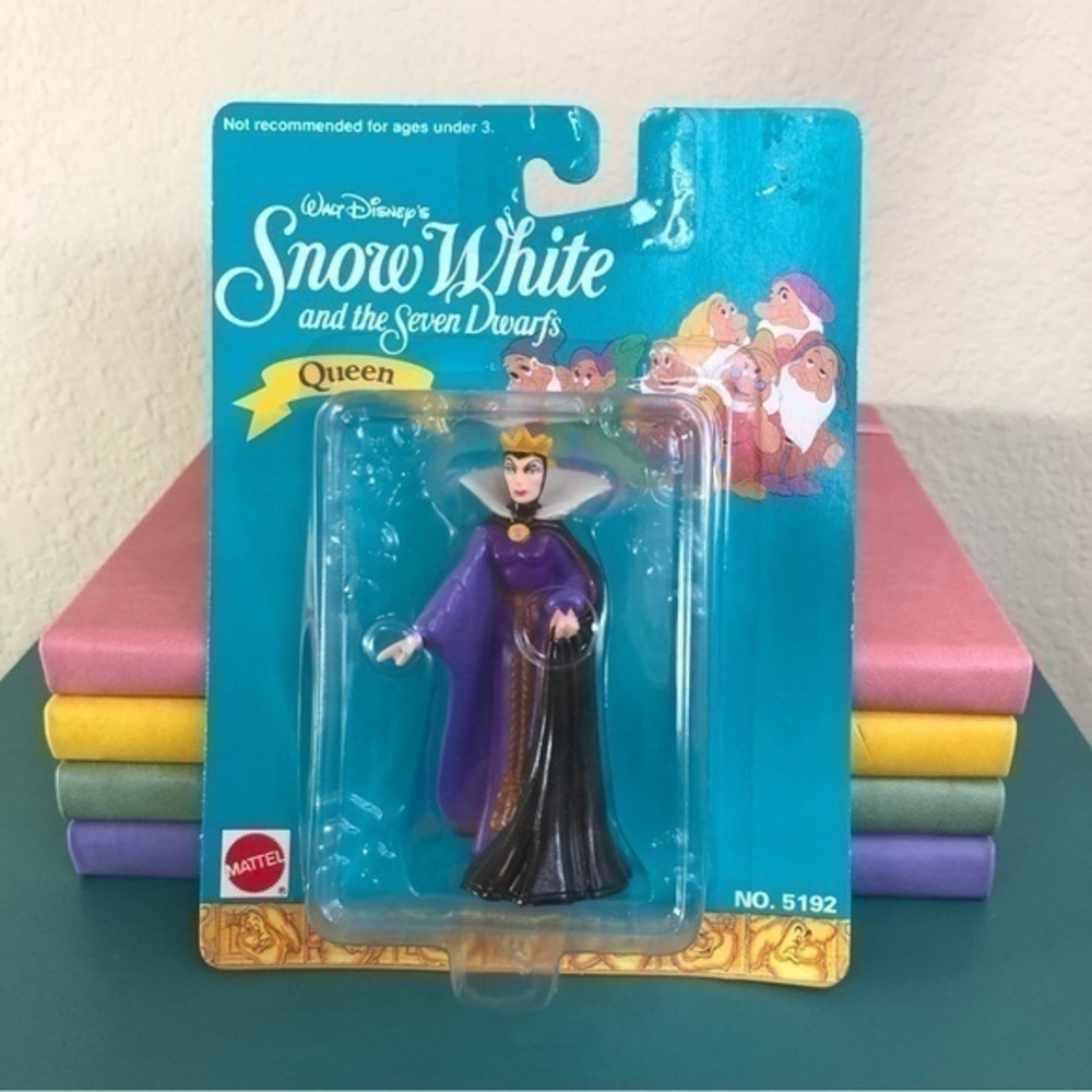 Walt Disney’s Snow White And The Seven Dworfs Queen Figurine Collector’s Figure